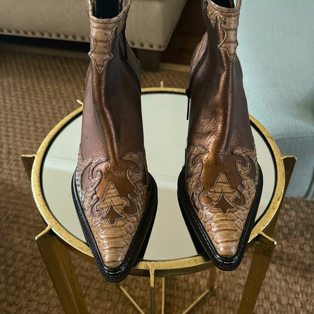 Donald J Pliner western couture collection. Made in Italy size 5.5 ladies
